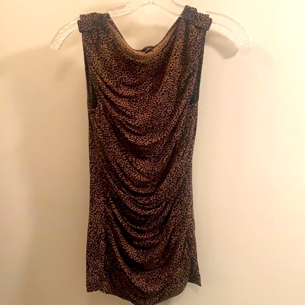 Super cute!! Excellent Condition! Versatile Top